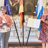 Bayerns Sozialministerin Carolina Trautner (rechts) überreichte Martina Reuter aus Wallerstein das Bundesverdienstkreuz am Bande. 	