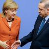 Handschlag zwischen Bundeskanzlerin Angela Merkel und dem türkischen Präsidenten Recep Tayyip Erdogan. In der Flüchtlingspolitik setzt Merkel auch auf das Abkommen mit Ankara.