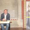 Auf Einladung des Freundeskreises der ehemaligen Synagoge Hainsfarth stellte der Journalist und Autor Robert Domes seinen Roman „Nebel im August“ über die Lebensgeschichte des Euthanasieopfers Ernst Lossa vor.  