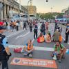Aktivisten der Letzten Generation blockieren eine Straße.