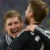 Bastian Schweinsteiger (l) bejubelt das 2:0 von Thomas Müller. Foto: Marcus Brandt dpa