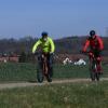 Allein auf weiter Flur. Rad-Experte Karl Sendlinger (rechts) hat unseren Sportreporter Oliver Reiser mit auf eine Mountainbike-Tour von Zusmarshausen nach Allerheiligen genommen. Meist sind beiden Radler dabei unter sich.