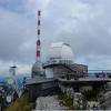 Ziemlich zugebaut präsentiert sich der Gipfel des Wendelstein. Die neu errichtete weiße Kuppel beherbergt jetzt das modernste Teleskop Deutschlands.