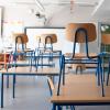 Stühle stehen in einem Klassenzimmer auf den Tischen. Im Landkreis Landsberg sind momentan viele Kinder und Jugendliche krank - zu Unterrichtsausfällen kommt es aber relativ selten.