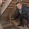 Pfarrer Martin Rudolph im Dachstuhl von St. Pankratius in Ramsach. Dort sind mehrere Balken marode.
