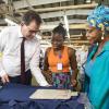 CSU-Entwicklungsminister Gerd Müller bei einem Besuch einer Fabrik der wachsenden Textilbranche in Ghana: Die Rahmenbedingungen für Investitionen in Afrika hätten sich erheblich verbessert, betont Müller.  	