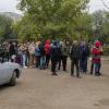 Russen, hauptsächlich Männer, stellen sich an, um eine kasachische Registrierung zu erhalten, nachdem sie die Grenze nach Kasachstan überquert haben. 