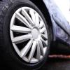 Einen Platten bei einem Auto in Krumbach versuchte ein Unbekannter durch Nagelbretter. Die Polizei ermittelt