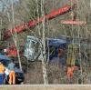 Einsatzkräfte räumen die Unfallstelle der verunglückten Regionalzüge in Bad Aibling.