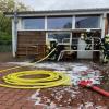 Beim Versuch, Unkraut abzuflammen, geriet die Holzfassade eines Jugend-Berufsbildungszentrums in Oberhausen in Brand.