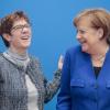 CDU-Chefin Annegret Kramp-Karrenbauer lachend mit Bundeskanzlerin Angela Merkel vor einer Sitzung des CDU-Bundesvorstandes.