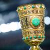 Der DFB-Pokal steht vor dem Spiel im Stadion.