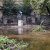 Der Nymphenbrunnen in der Langenmatelstraße ist nicht viel mehr als eine Pfütze. Für die Restaurierung von Figur und Brunnenbecken fehlt der Stadt das Geld. 