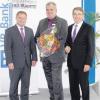 Die Vorstände Stefan Jörg und Klaus Schmalholz gratulieren Norbert Beil zu seinem „25.“ als Geschäftsstellenleiter in Penzing. 