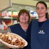 Helma Krajnovic (im Bild mit ihrer Tochter Mira) betreibt in Deiningen einen Supermarkt und hätte ihre Waren – hier frische Brezen – gerne noch ein paar Jahre länger angeboten. Doch Ende Oktober ist Schluss.