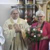 Pfarrer Werner Ehnle ehrte Juliane Bissinger für 30 Jahre treuen Mesner-Dienst in der Pfarrgemeinde St. Vitus im Thierhauptener Ortsteil Neukirchen.