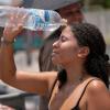 Ein Fan von Taylor Swift kühlt sich vor dem Konzert der «Eras»-Tour vor dem Olympiastadion in Rio de Janeiro mit Wasser ab.