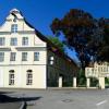 Die Schlossbrauerei in Autenried braut eine Vielzahl von Biersorten. Der Betrieb umfasst auch eine Gastwirtschaft und ein Wohlfühlhotel.