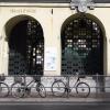 Nur ein Gittertor trennt Straße und Synagoge in Augsburg.