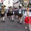 Mit Begeisterung beim historischen Stadtfest in Ambérieu mit dabei waren Stefan Nerlich (Dritter von links) mit der Feuerwehrkapelle und Merings zweiter Bürgermeister Florian Mayer (ganz rechts).