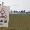 Auf den Ackerflächen am Bärenkeller könnte die Neubaustrecke Augsburg–Ulm entstehen. Schilder des Bürgerinitiativen-Zusammenschlusses "BISCHT" markieren den Verlauf. 