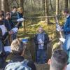 Die Teilnehmer lauschten unter anderem dem Vortrag des Österreichers Lorenz Hähnchen (Mitte). Im Wald bei Scheuring wurden jetzt unter anderem die Ergebnisse der seit Frühjahr laufenden Forschungen ausgewertet.