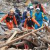 Ein südkoreanisches Rettungsteam bei der Bergung von Erdbebenopfern in Sendai. dpa