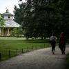 Besucher gehen durch den Park des Schlosses Sanssouci am Chinesisches Teehaus vorbei.