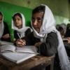 Junge afghanische Mädchen besuchen den Unterricht in einer Grundschule in Kabul. An weiterführende, staatliche Schulen sind sie derzeit nicht mehr zugelassen. 