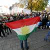 Die kurdische Flagge wehte bei der Demo am Königsplatz. Bild: Michael Hochgemuth.