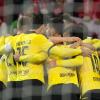 Die Mannschaft von Borussia Dortmund feiert den Treffer zum 1:0.