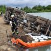 Dieser Kipper rutschte Donnerstagvormittag in den Schulzweiher bei Bergheim. Der Lastwagen-Fahrer konnte selbstständig aussteigen – aber 140 Liter Diesel verunreinigten das Gewässer.  	