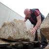 Die behauenen Jurasteine lagern momentan bei Pensuevia in Jettingen. Im Bild Gianluca Beraldo.