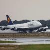 Eine Boeing 747 Jumbo-Jet der Lufthansa aus Tel Aviv rollt nach ihrer Landung zu ihrer Parkposition am Frankfurter Flughafen.