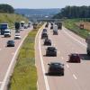 Eine Verkehrsbeeinflussungsanlage begrenzt auf der A8 zwischen Adelsried und Leipheim an neuralgischen Stellen die Höchstgeschwindigkeit auf 120 Stundenkilometer.