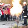 Kreisbrandmeister Michael Klarmann demonstrierte, dass man einen Fettbrand keinesfalls mit Wasser löschen sollte. 