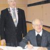 Beim Silversterempfang 2009 trug sich der Geistliche Rat Ludwig Hihler als Erster in das neue Hiltenfinger Goldene Buch ein, hier mit Bürgermeister Kornelius Griebl. 