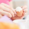 Hauptsache gut durch: Eier sollten Verbraucher nach Möglichkeit immer durch gut durchgaren. Das tötet Salmonellen und andere Krankheitserreger ab.