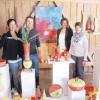 Keramik und Kunsthandwerk zeigt die Stadl-Galerie Pilz in Mindelzell am kommenden Wochenende. Von links: Andrea Pilz, Stefan Pilz, Silvia Maier und Stephanie Ruchti.  