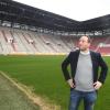 Fußball gespielt wird beim FC Augsburg vorerst nicht. Wegen der Corona-Krise verzichten die Angestellten auf Gehalt - auch Geschäftsführer Michael Ströll.