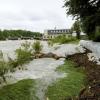 Nach lang anhaltenden Regenfällen führt die Donau Hochwasser. In Günzburg hat sie nur an wenigen Stellen das Bett verlassen und Uferbereiche überflutet. Der Höchststand wurde in der Nacht auf 3. Juni 2013 erreicht. Viele Forst- und Radwege in Flussnähe sind gesperrt, weil sie überflutet und nicht mehr passierbar sind. An der Donaustaustufe Günzburg wurde am Sonntagabend, 2. Juni, und Montagvormittag je eine Wasserleiche angetrieben und geborgen. Die Kriminalpolizei ermittelt, um wen es sich handeln könnte.