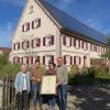Großmutter Klothilde Hönle (links) mit Josephine, Karin und Anton Glogger-Hönle. 2021 feierte die Familie das 425-jährige Bestehen ihres Hofes in Attenhofen.