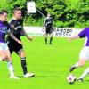 Der TSV Wemding hielt auch im Heimspiel gegen Altisheim Kurs in Richtung Titel und Aufstieg. In dieser Szene sind Konrad Reicherzer (links) und Spielertrainer Thomas Vierke (rechts) vor Michael Kleebauer (Mitte) am Ball. Foto: Szilvia Izsó