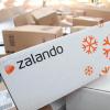 Boomender Online-Handel: Ein Paket des Modehändlers Zalando auf einem Paketförderband.