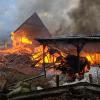 Lichterloh brannte am Montagnachmittag dieses Anwesen im Weiler Lohof. Die Feuerwehr konnte nur noch verhindern, dass die Flammen auf ein benachbartes Haus übergreifen.