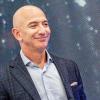 Jeff Bezos gründete Amazon 1994 und baute das Unternehmen vom Online-Buchladen zum Billionen-Konzern auf.