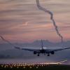 Im Morgengrauen: Eine Boeing 777-300 der Swiss International Airlines landet bei nebligem Wetter in Zürich. Durch die hohe Luftfeuchtigkeit werden die Kondensstreifen sichtbar.