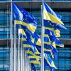 Europäische und ukrainische Flaggen wehen vor dem Europäischen Parlament in Straßburg. Die EU-Kommission erklärt die positive Empfehlung für das osteuropäische Land damit, dass die noch ausstehenden Reformen bereits auf den Weg gebracht seien.