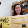 „Vegan in Ulm“ heißt ein „Pocketguide“ von Sabrina Fischäß, der in zahlreichen Restaurants ausliegt. Nur ein Projekt der „Food-Bloggerin“. 