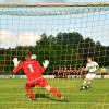 Leon Sailer knallte den Ball über Dasings Keeper Maximilian Stahler an die Lattenunterkante, von dort sprang er hinter die Linie. Es war der 6:5-Siegtreffer für die Gundelfinger U 23. 